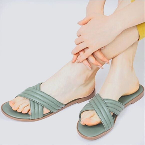 BRAND NEW WILD DIVA LOUNGE IRA CROSSBAND SLIDES SANDAL - Picture 1 of 15